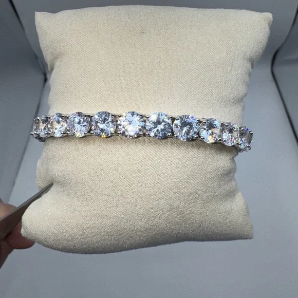 18k Tennis Bracelet - Picture 7 of 11